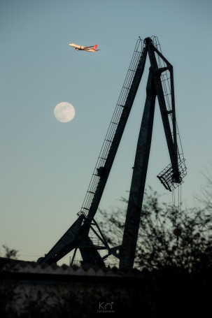 Luna,-Avión-y-Grúa